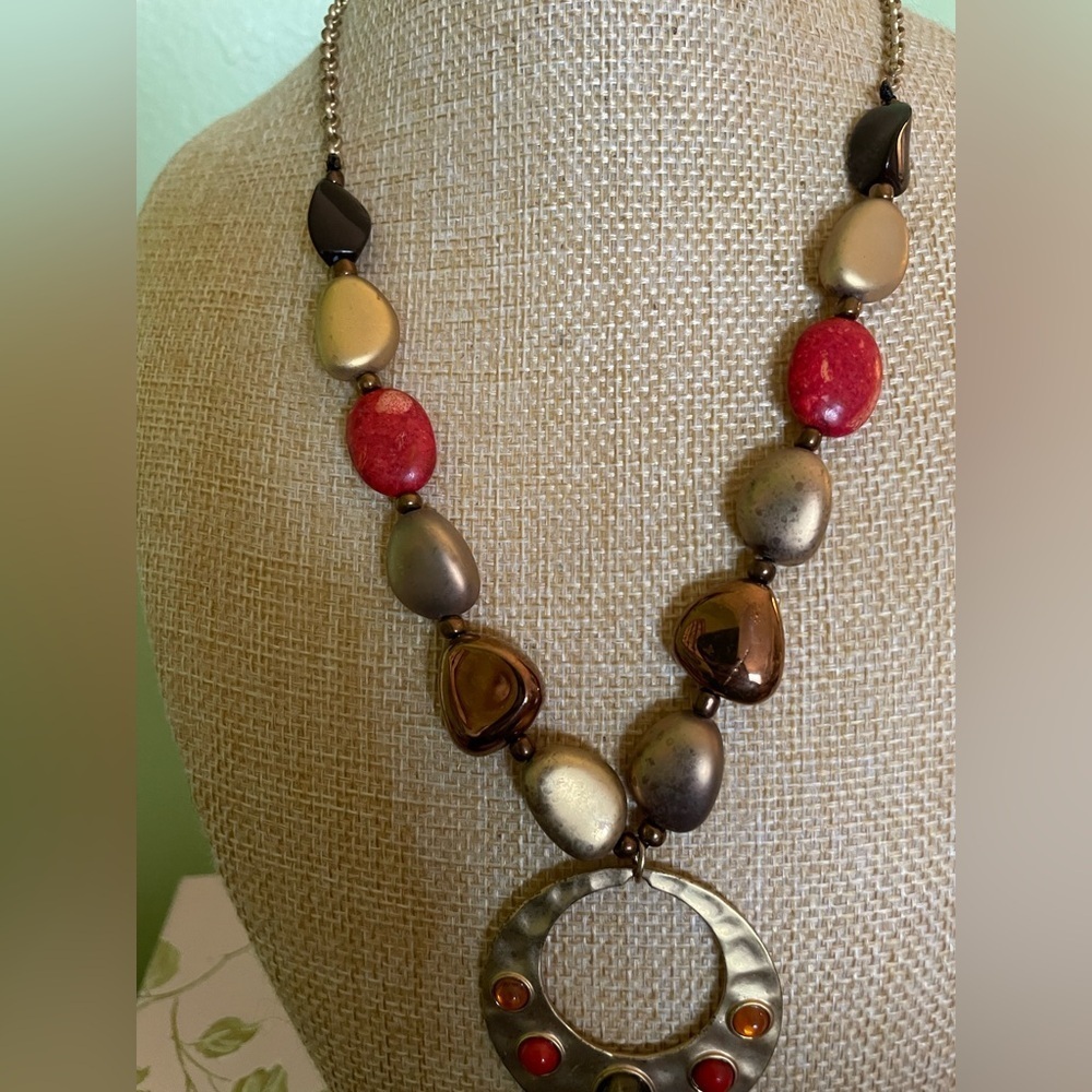 Elegant Multicolor Beaded Necklace - Picture 4 of 6